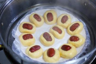 南瓜红枣点心底下贴一层油纸，放入盘中，上锅中火蒸20分钟后即可！