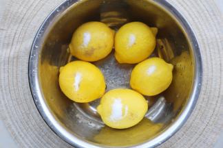 将柠檬清洗干净后，加盐搓一下去掉表面的蜡。