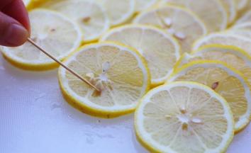 然后用牙签剔除掉柠檬籽。