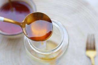 在提前准备好的无水无油的玻璃容器里倒入一层蜂蜜。