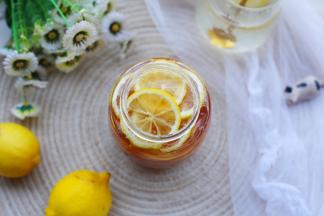 直到柠檬放完，最后再铺一层蜂蜜。