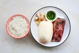 准备好所有食材。糯米提前浸泡一晚，莲藕擦丝再切末。猪肉、葱姜蒜切末备用。