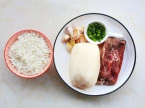 准备好所有食材。糯米提前浸泡一晚，莲藕擦丝再切末。猪肉、葱姜蒜切末备用。