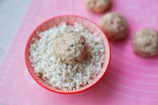 然后在糯米上打个滚，使其沾满米粒。