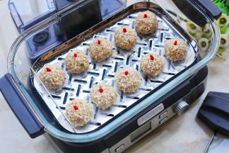 电蒸锅的水箱中加满水，将丸子放入蒸锅，每一个丸子上插一粒枸杞。