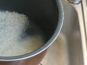 大米淘洗干净，然后放入高压锅煮熟备用。