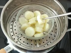 山药去皮，然后切块，放入蒸锅蒸至熟透，筷子可以轻松穿透就可以了，然后把它压成山药泥。