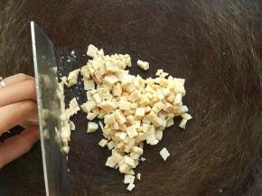 鸡胸要切成小丁，葱花也切碎。