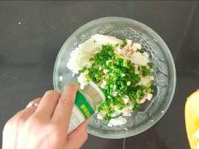 山药泥里加入鸡胸肉，葱花，孜然粉和适量盐搅拌均匀。