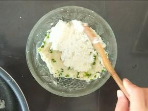 然后加入米饭，再次搅拌均匀。