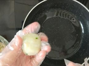 不粘锅里放少许食用油，然后戴上一次性的手套，把山药米饭捏成团，然后再稍微压扁。