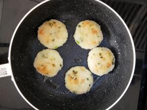 小火煎至两面焦黄就可以出锅了。