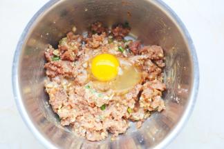 加入鸡蛋，加入2勺生抽，1勺料酒，1勺蚝油，1勺白胡椒粉，1勺香油。