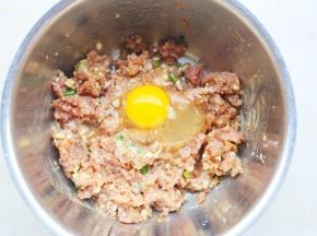 加入鸡蛋，加入2勺生抽，1勺料酒，1勺蚝油，1勺白胡椒粉，1勺香油。