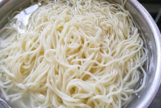 捞出泡凉开水中。