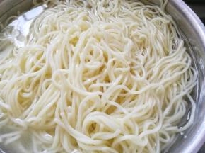 捞出泡凉开水中。