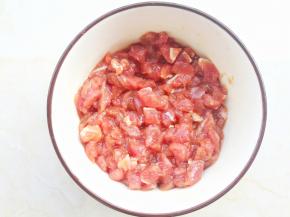 牛肉切末加生抽料酒生粉腌制10分钟。