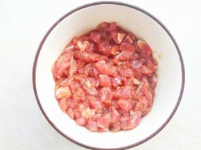 牛肉切末加生抽料酒生粉腌制10分钟。