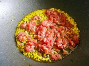 倒入牛肉翻炒至变色。