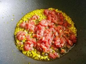 倒入牛肉翻炒至变色。