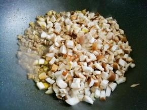加香菇炒软。