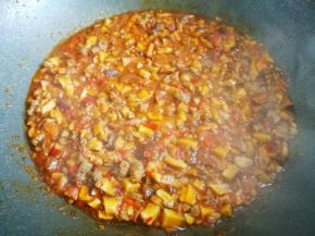 小火煮5分钟至汤汁浓稠。