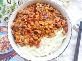 倒入面条拌匀，撒点葱花，呜哇，太好吃啦。