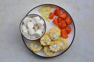 鸡肉洗净剁成块，玉米切断，山药、胡萝卜去皮切滚刀块，姜去皮切片。