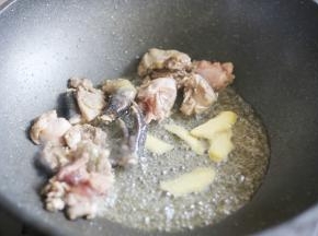 锅中热油，加三片姜，加入鸡肉炒至变色。