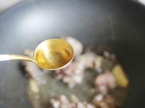 加一勺料酒炒至挥发。