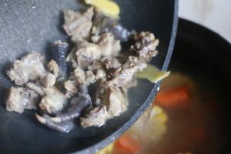 鸡肉连同姜片一起放入砂锅中。