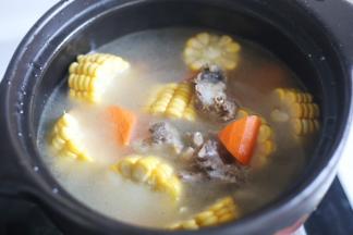 加满水大火煮开小火慢炖1个半小时。