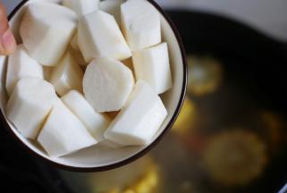 出锅前20分钟加入山药。