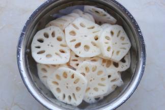 莲藕去皮切薄片清洗干净，放清水中浸泡。