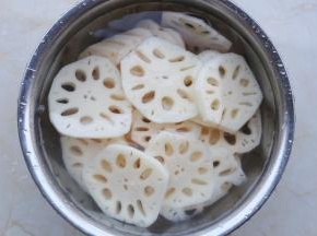 莲藕去皮切薄片清洗干净，放清水中浸泡。