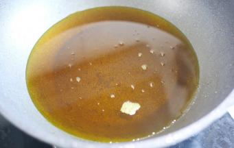 油烧至七成热。