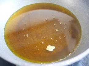 油烧至七成热。