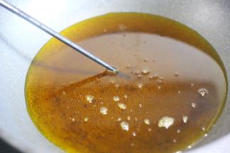 筷子放入油锅中冒出密集小泡泡即可下锅。