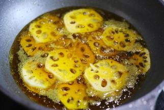 中小火炸至金黄。