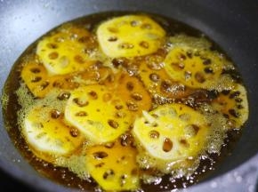 中小火炸至金黄。