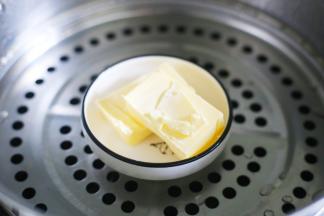 黄油提前融化。