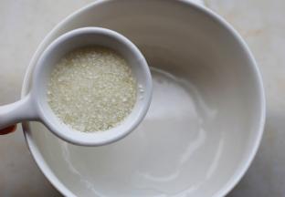 碗中加入白糖。