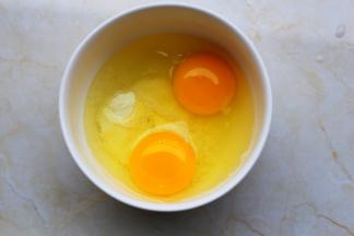 磕入鸡蛋。