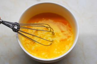 打散稍微加热。