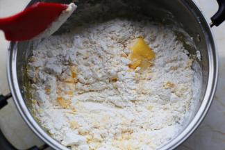 加入麻薯粉和黄油拌匀。