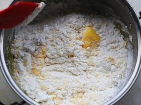 加入麻薯粉和黄油拌匀。
