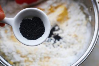 加入黑芝麻。