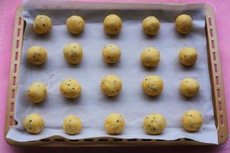 分成30g大小均等的面团，放入铺好油纸的烤盘，