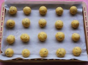 分成30g大小均等的面团，放入铺好油纸的烤盘，