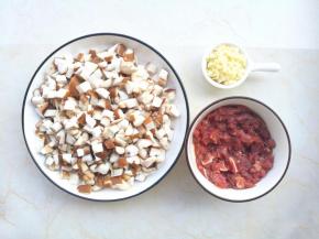 牛肉切末加生抽料酒生粉腌制10分钟，香菇切丁，大蒜切末。